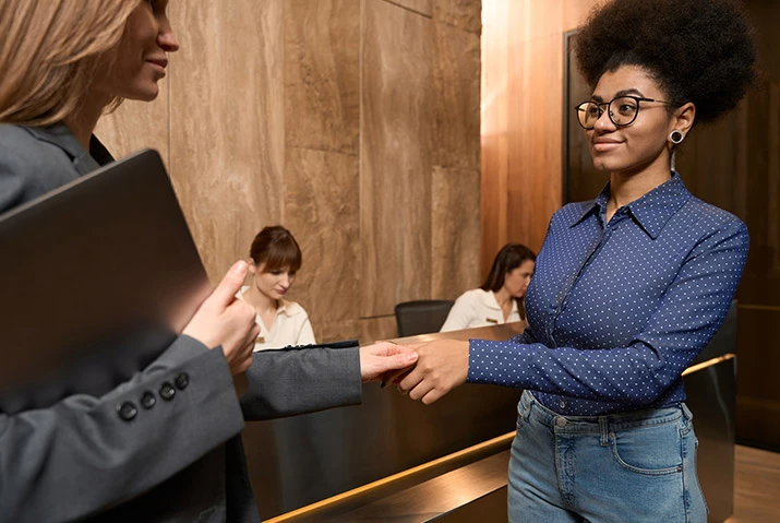 Agressie en intimidatie als werkrisico: 3 op de 10 medewerkers bij de overheid getroffen